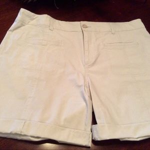 Roll-up shorts in light khaki